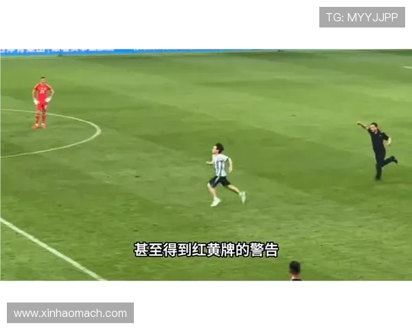 欧冠赛场惊现奇葩事件球迷冲入场内夺走C罗球衣引发热议 欧冠赛场惊现奇葩事件球迷冲入场内夺走C罗球衣引发热议